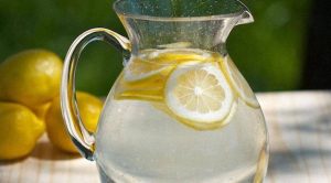 Agua con limón: un comienzo refrescante para tu día